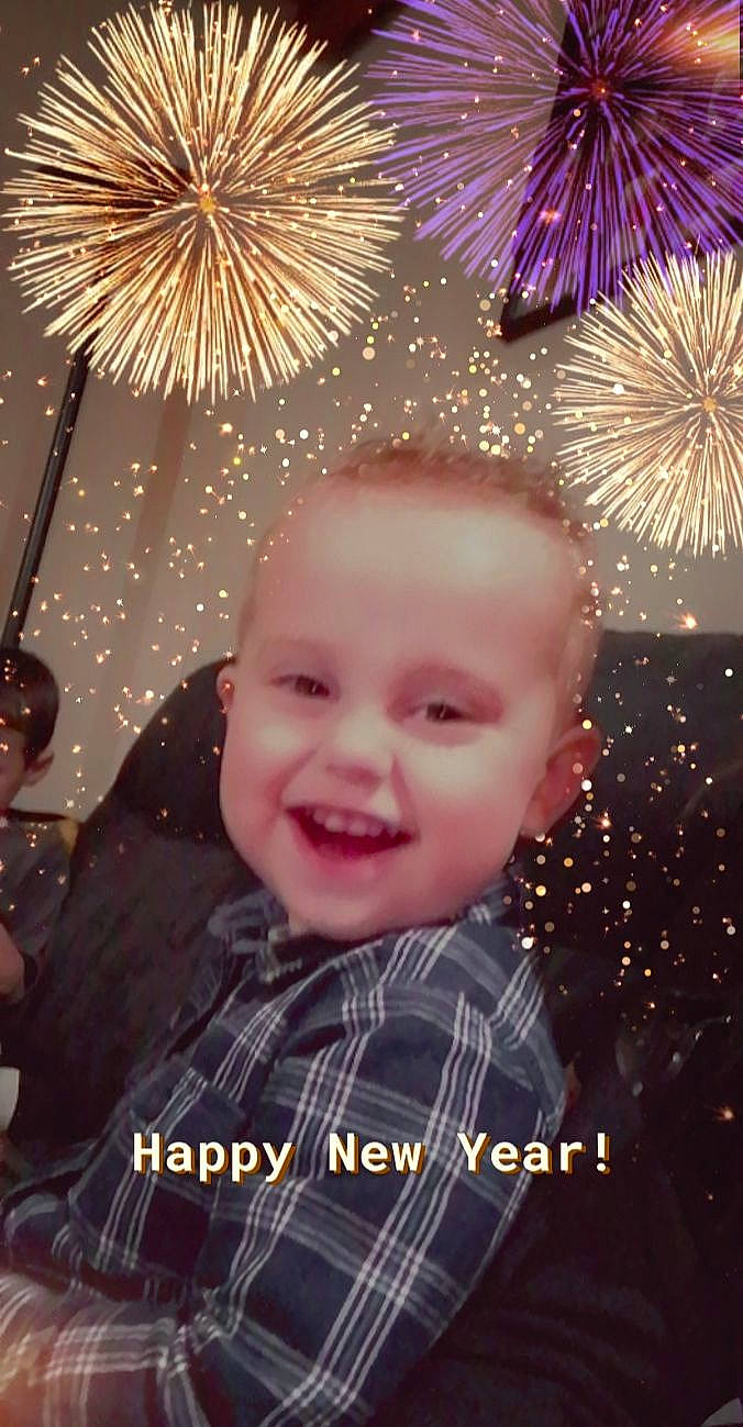 Zack a rejoint le concours — aidez-le/la à gagner de superbes lots ! baby_toddler_clothing, cool, event, facial_expression, fireworks, happy, holiday, joy, midnight, pattern, people, person, photograph, pink, plaid, purple, space, tartan, tooth, violet