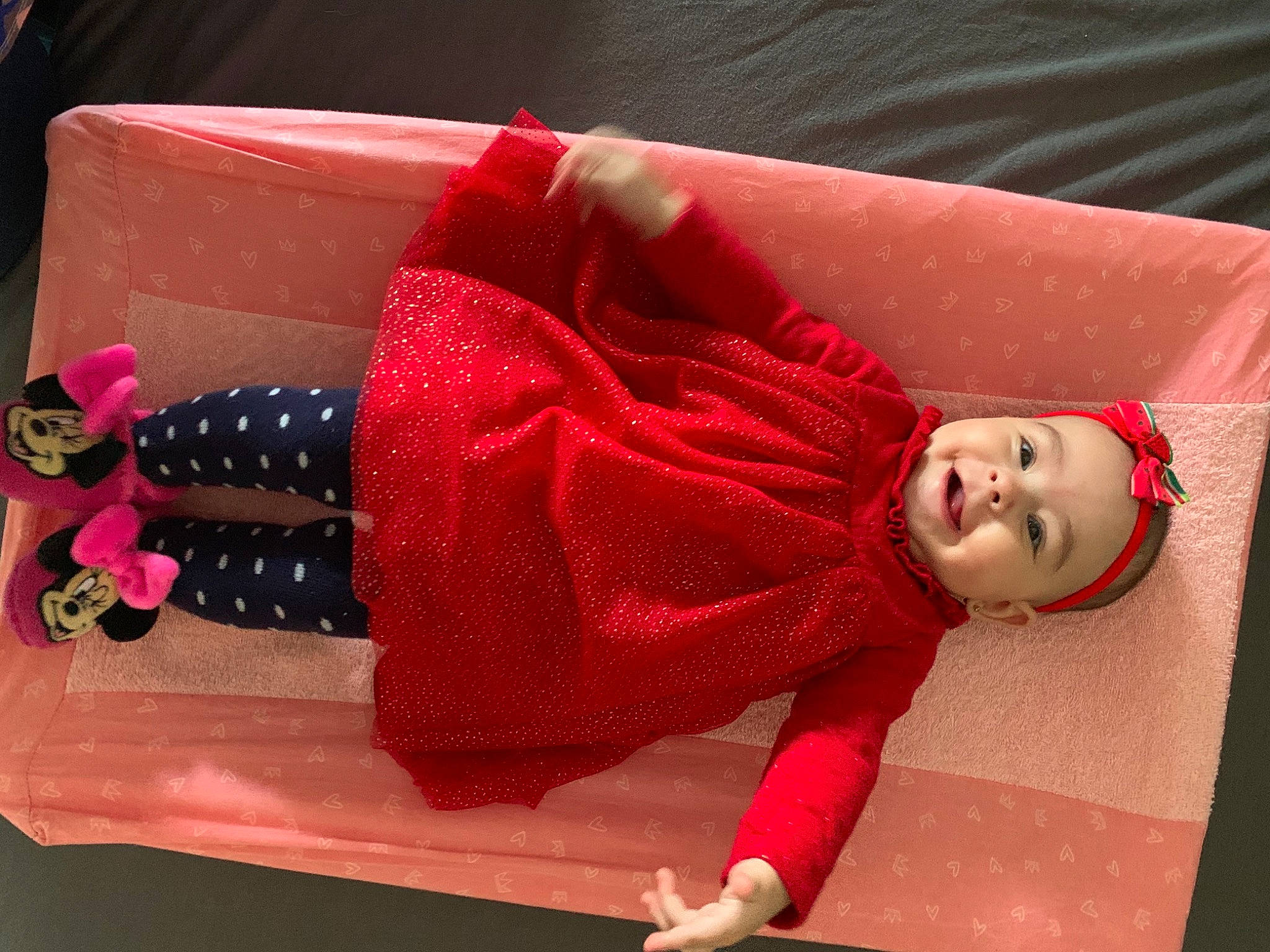 Maria-alice a rejoint le concours — aidez-le/la à gagner de superbes lots ! baby_products, baby_toddler_clothing, carmine, child, comfort, doll, flooring, headwear, human_body, human_leg, knee, magenta, pattern, person, pink, red, room, sleeve, sock, textile