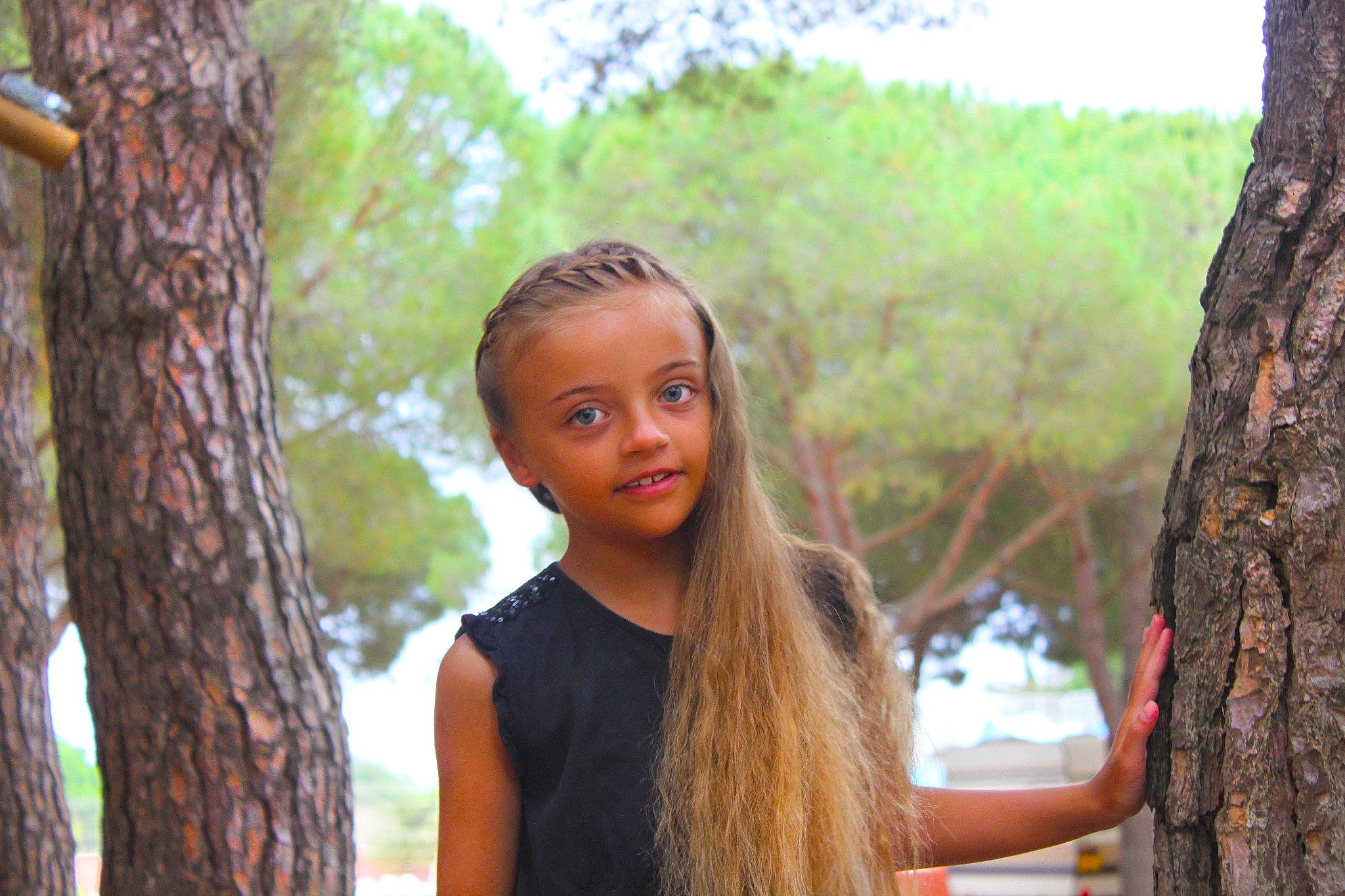 Sophie a rejoint le concours — aidez-le/la à gagner de superbes lots ! adaptation, beauty, blond, branch, brown_hair, child, child_model, eye, fawn, hair, hairstyle, long_hair, person, photo_shoot, photography, plant, portrait_photography, smile, tree, trunk