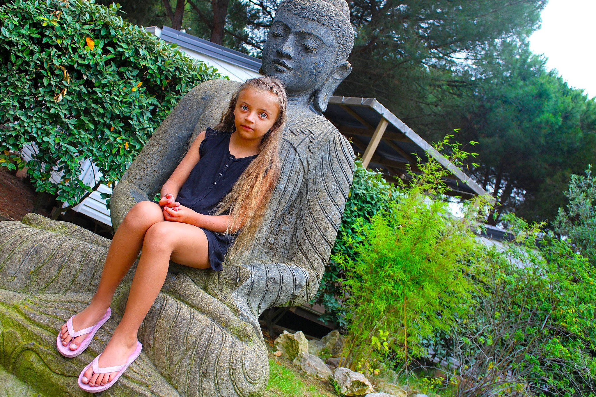 Sophie a rejoint le concours — aidez-le/la à gagner de superbes lots ! beauty, botanical_garden, botany, dress, eye, garden, glasses, grass, green, leaf, leg, leisure, person, photography, plant, sitting, smile, spring, summer, tree