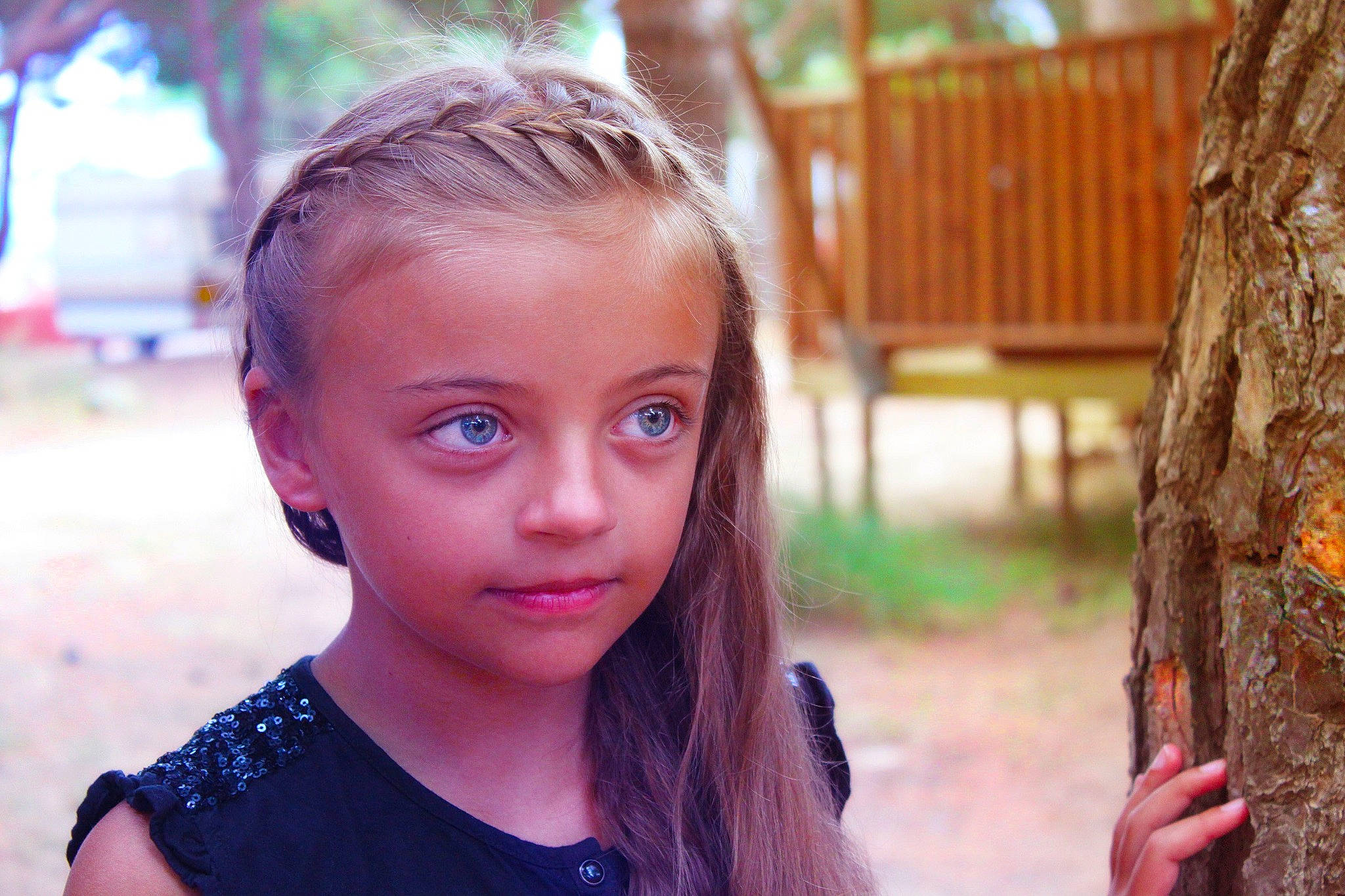 Sophie participe au concours pour gagner de l'argent avec cette photo : adaptation, beauty, child, child_model, eye, face, fun, hair, hairstyle, happy, head, lip, long_hair, nose, people, person, photography, smile, summer, tree