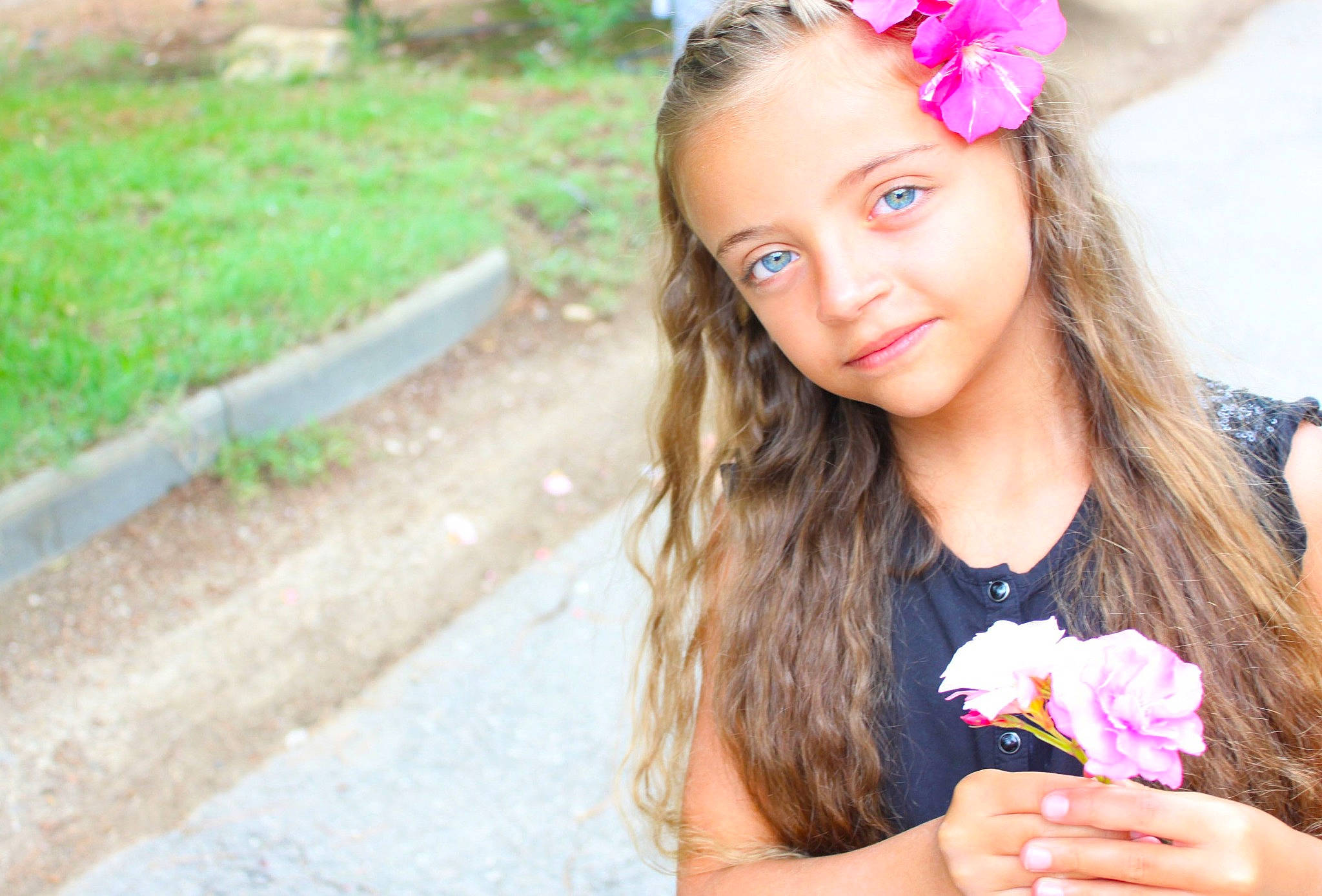 Sophie a rejoint le concours — aidez-le/la à gagner de superbes lots ! beauty, brown_hair, child, child_model, crown, fashion_accessory, flower, hair, hair_accessory, hairstyle, headband, headgear, headpiece, joy, lip, long_hair, person, pink, plant, skin