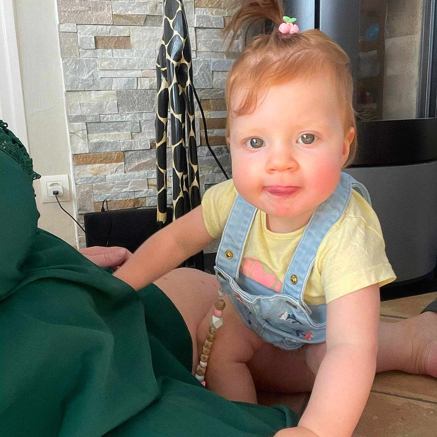 Ambre participe au concours pour gagner de l'argent avec cette photo : baby, brownhair, clothing, crawling, cushion, face, furniture, hair, head, homedecor, indoors, jeans, mohawkhairstyle, pants, person, photography, portrait, sitting, sleeve, t_shirt