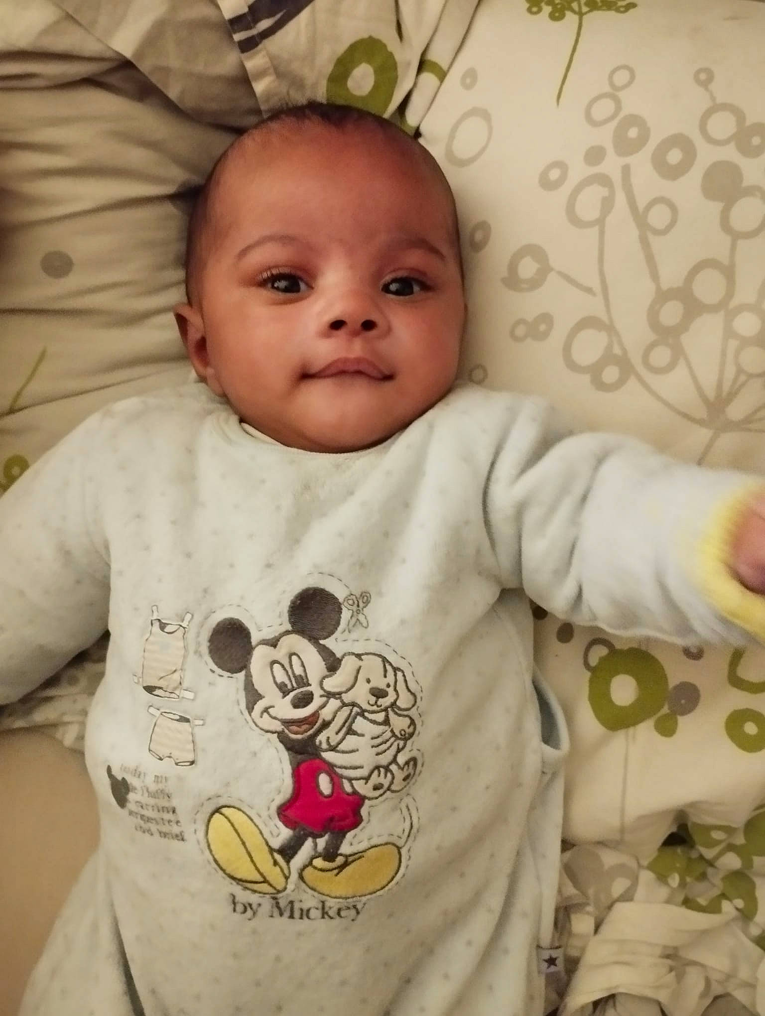 Elyana a rejoint le concours — aidez-le/la à gagner de superbes lots ! baby, baby_toddler_clothing, cheek, child, cool, eye, face, hairstyle, happy, head, iris, lip, neck, nose, person, skin, sleeve, standing, t_shirt, toddler