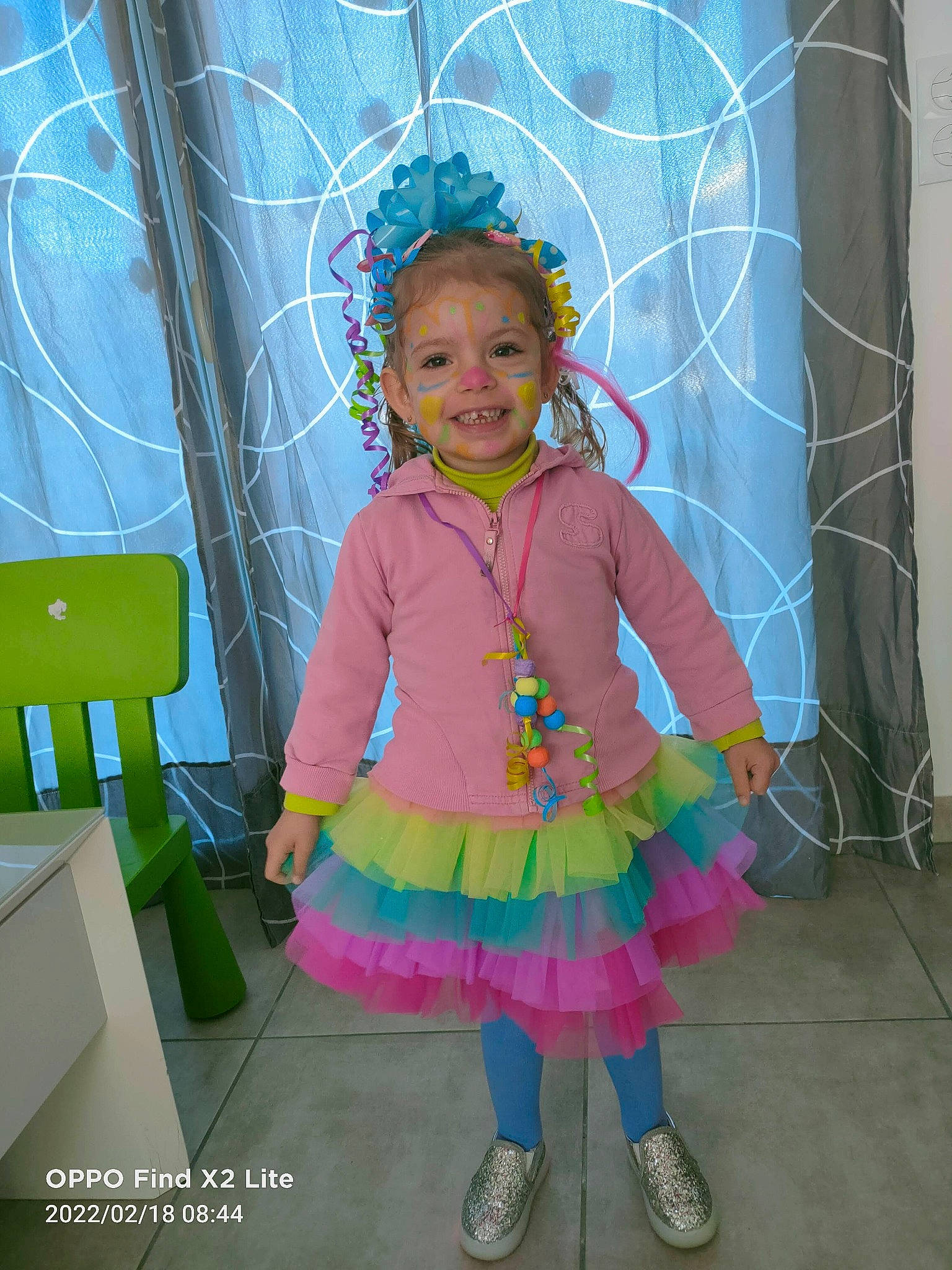 Alanna a rejoint le concours — aidez-le/la à gagner de superbes lots ! baby_toddler_clothing, child, costume, event, face, fashion_accessory, fashion_design, fun, happy, joy, magenta, party_supply, pattern, person, pink, purple, sandal, sleeve, smile, standing