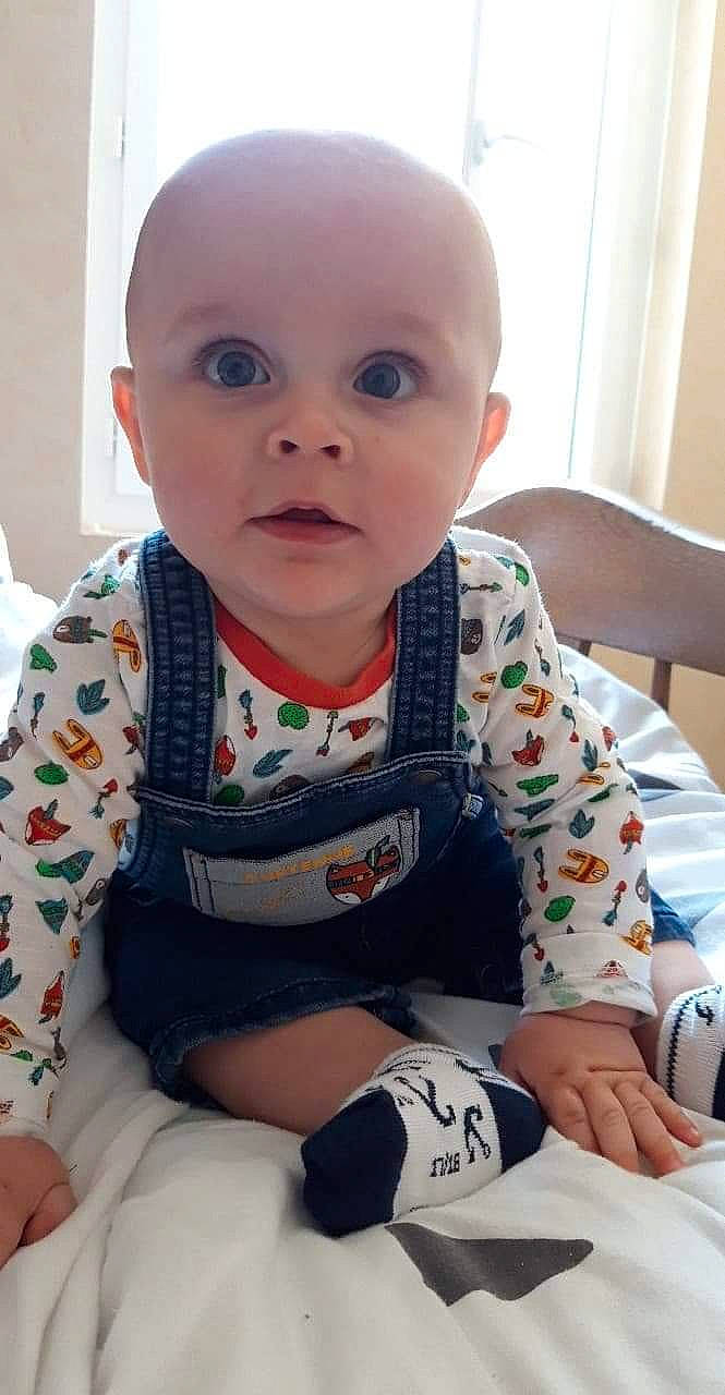 Leyvin a rejoint le concours — aidez-le/la à gagner de superbes lots ! baby, baby_products, cheek, child, face, facial_expression, head, nose, person, sitting, skin, smile, surprise, toddler