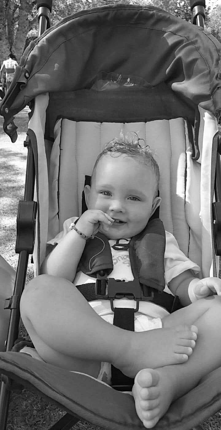 Keïs a rejoint le concours — aidez-le/la à gagner de superbes lots ! baby, baby_carriage, black, black_and_white, child, comfort, flash_photography, fun, happy, human_body, joy, monochrome, monochrome_photography, motor_vehicle, person, photograph, product, sitting, snapshot, style