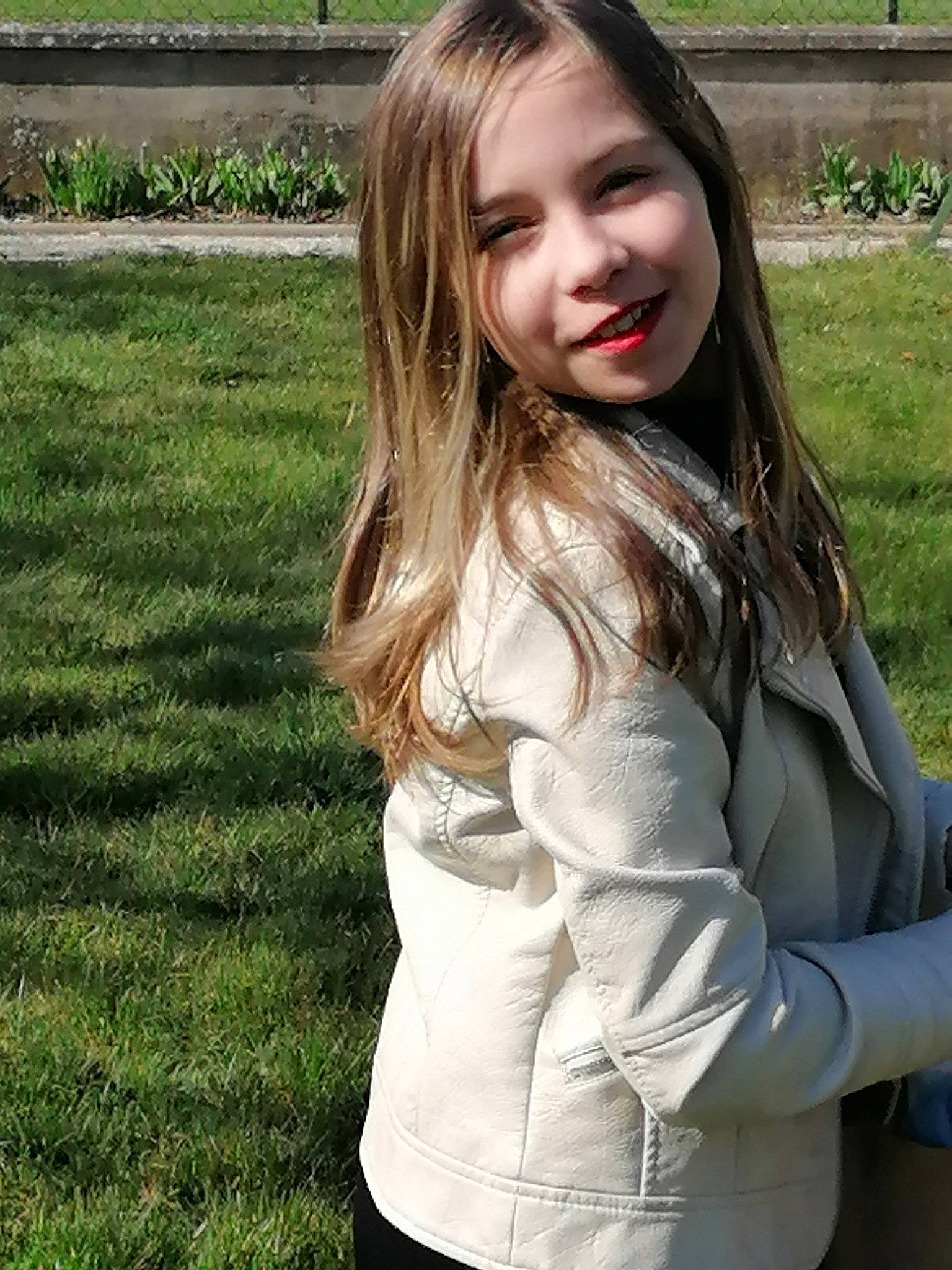 Léa participe au concours pour gagner de l'argent avec cette photo : cool, eye, eyebrow, facial_expression, flash_photography, grass, hair, hairstyle, happy, iris, joy, lip, neck, outerwear, people_in_nature, person, plant, skin, sleeve, smile