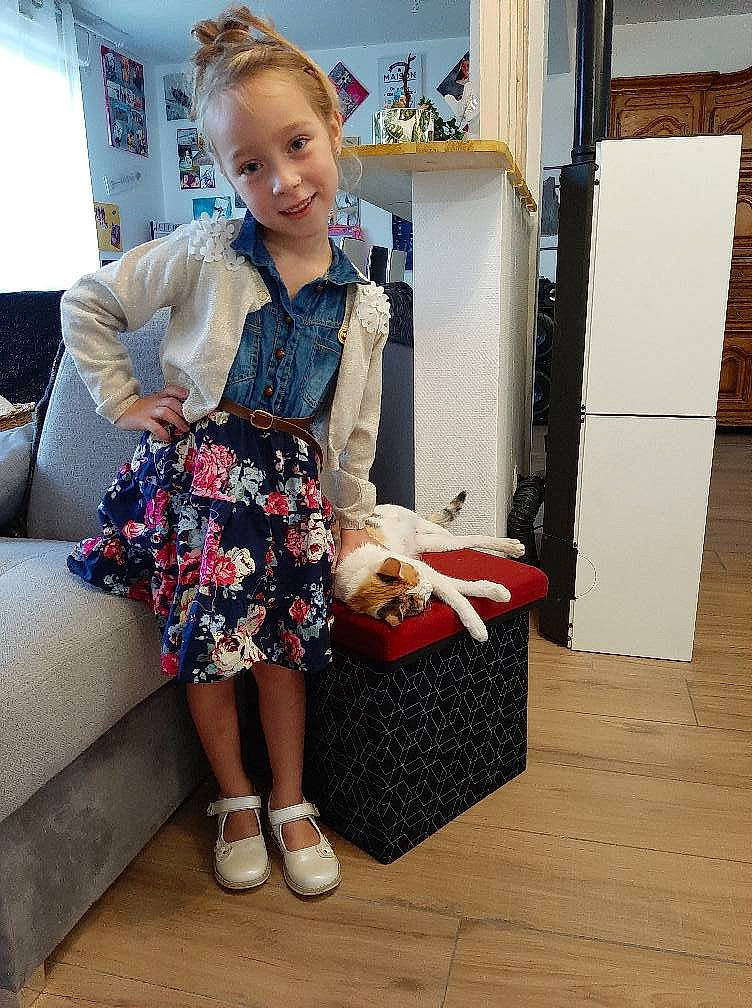 Lola participe au concours pour gagner de l'argent avec cette photo : baby_toddler_clothing, bag, blond, couch, dress, electric_blue, fashion_accessory, fashion_design, flooring, foot, hairstyle, human_leg, joy, knee, pattern, person, shoulder, sitting, sleeve, street_fashion