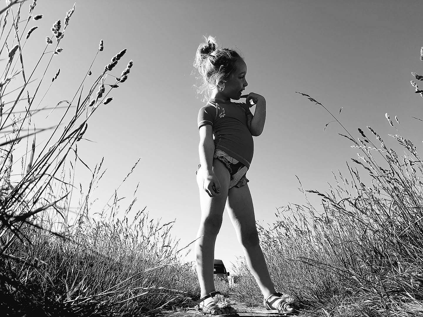 Lola a rejoint le concours — aidez-le/la à gagner de superbes lots ! backlighting, eyewear, flash_photography, gesture, grass, grass_family, grassland, happy, human_leg, knee, landscape, monochrome, monochrome_photography, natural_landscape, people_in_nature, person, plant, shoulder, sky, style