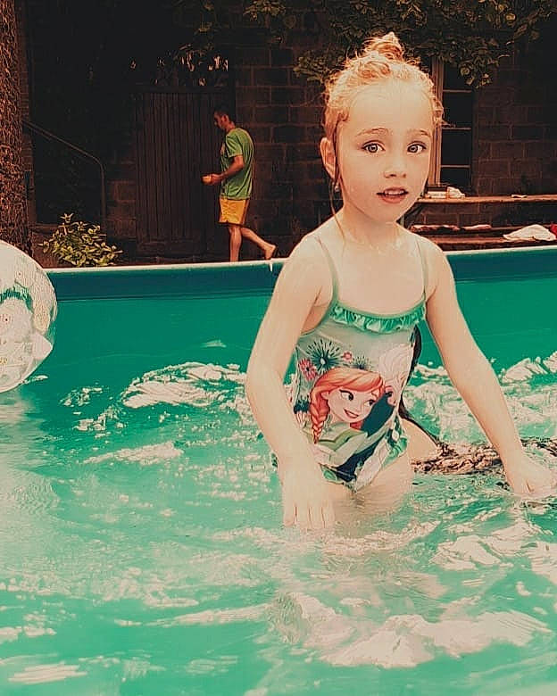 Lola participe au concours pour gagner de l'argent avec cette photo : aqua, azure, bathing, chest, cool, fun, grass, happy, human_body, leisure, mammal, people, person, recreation, smile, summer, sunlight, swimming_pool, toddler, under_exposed