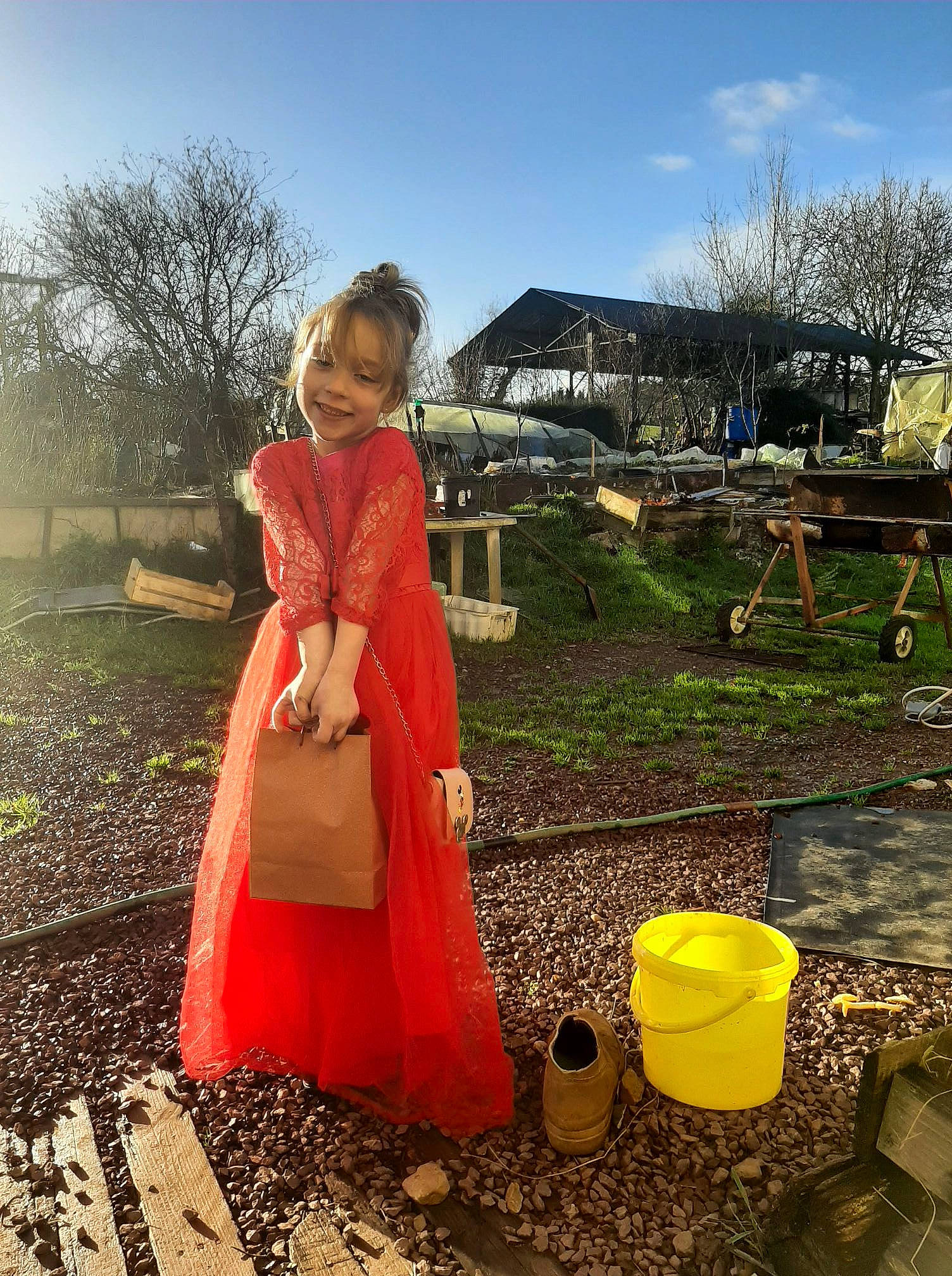Lola participe au concours pour gagner de l'argent avec cette photo : bucket, cloud, formal_wear, fun, grass, happy, joy, landscape, leisure, magenta, peach, people_in_nature, person, plant, recreation, rural_area, sky, soil, sunlight, tints_and_shades
