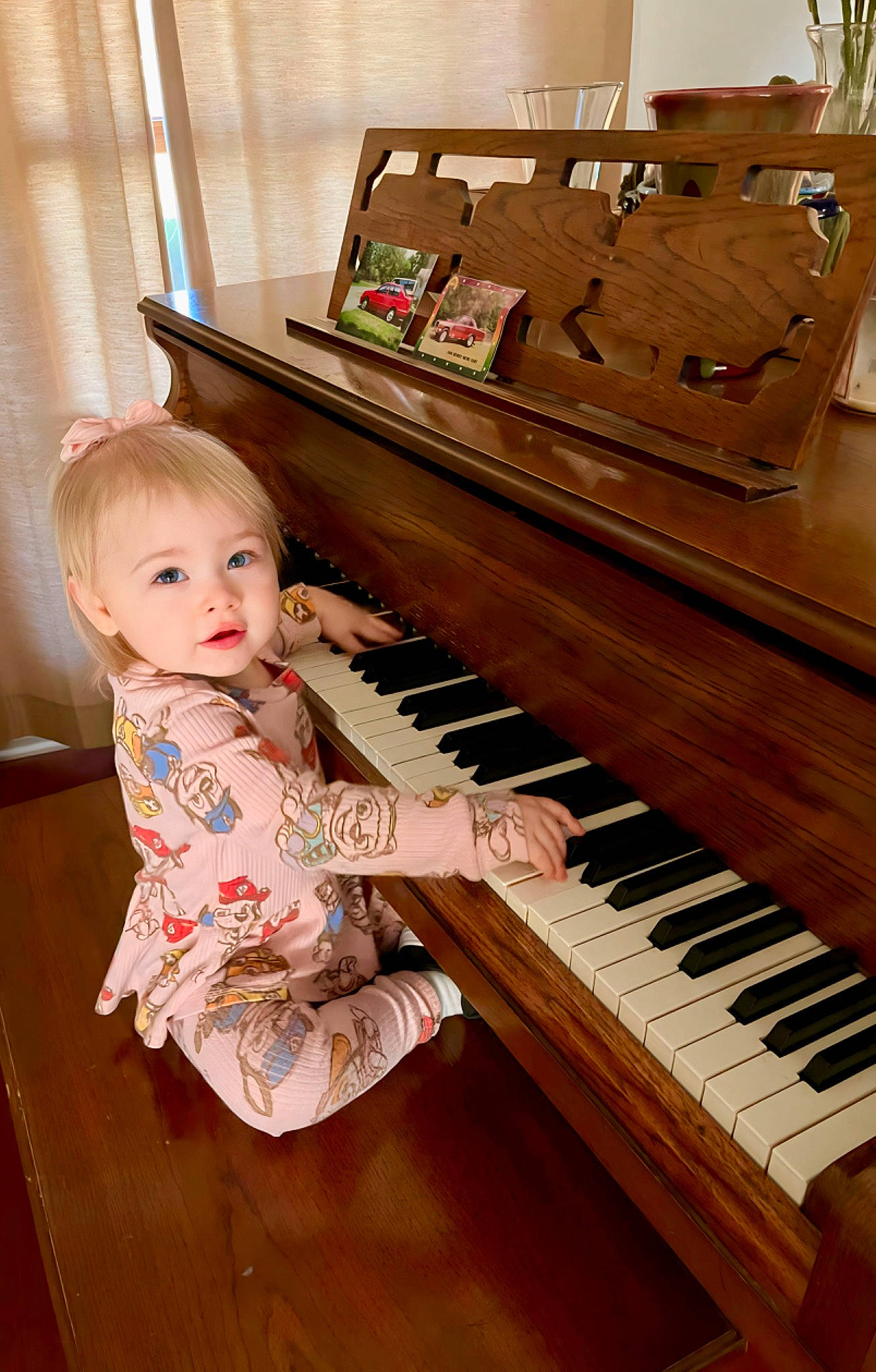 Skye is registered to the contest to win money with this photo: baby, baby_toddler_clothing, chair, digital_piano, electronic_device, electronic_musical_instrument, human_body, keyboard, music, musical_instrument, musical_instrument_accessory, musical_keyboard, musician, person, piano, smile, string_instrument, technology, toddler, varnish