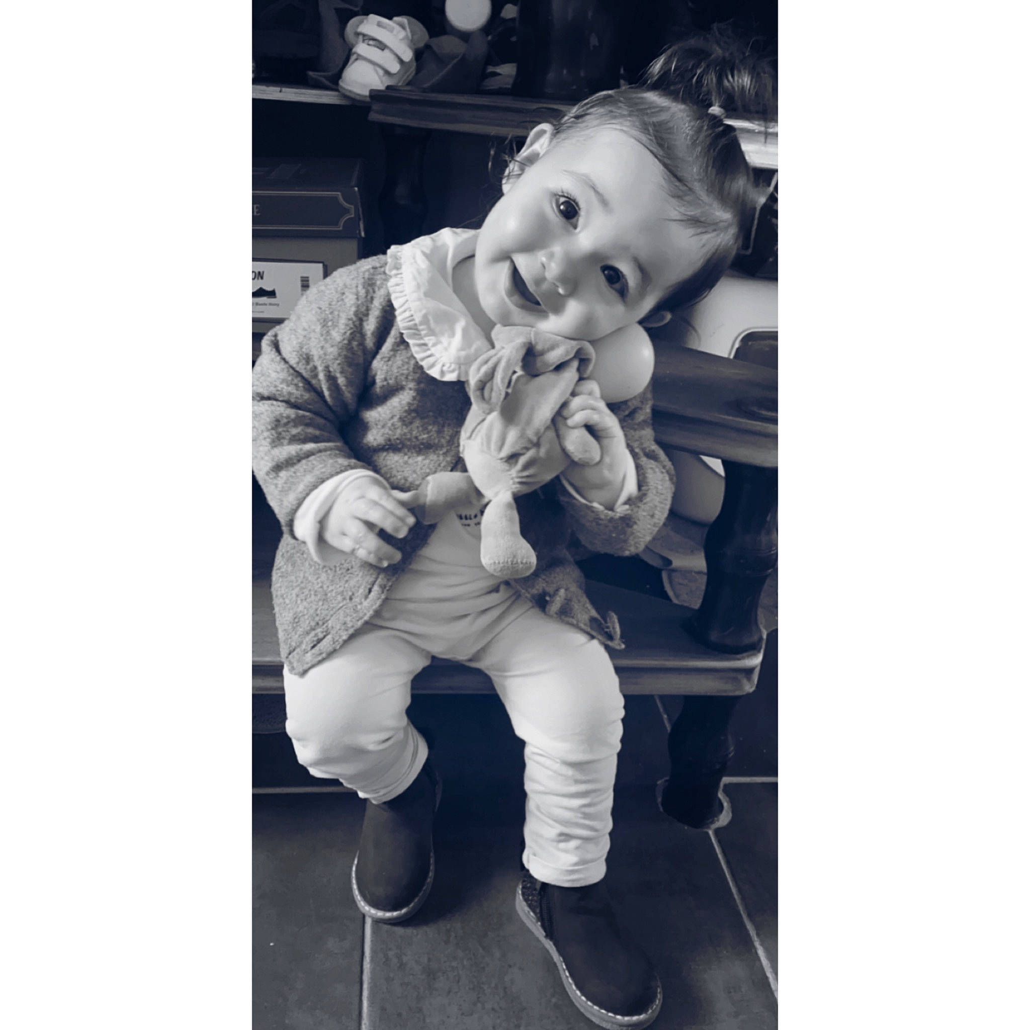 Elya a rejoint le concours — aidez-le/la à gagner de superbes lots ! baby, boot, child, comfort, face, flash_photography, footwear, fur, gesture, happy, human_body, joy, monochrome_photography, person, plant, selfie, sitting, sleeve, smile, sneakers