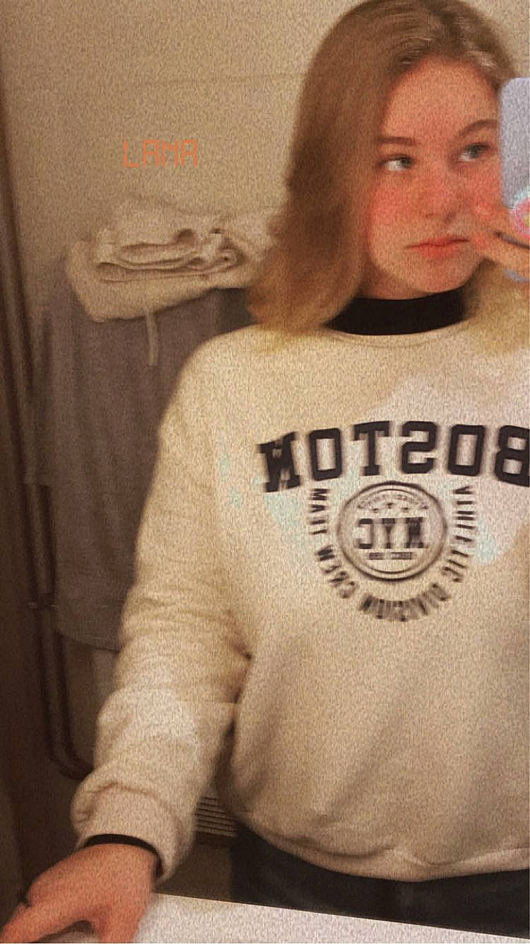 Lana participe au concours pour gagner de l'argent avec cette photo : active_shirt, chest, cool, eyelash, eyewear, fashion_design, font, grey, hairstyle, long_sleeved_t_shirt, neck, outerwear, pattern, person, selfie, shoulder, sleeve, sportswear, street_fashion, t_shirt