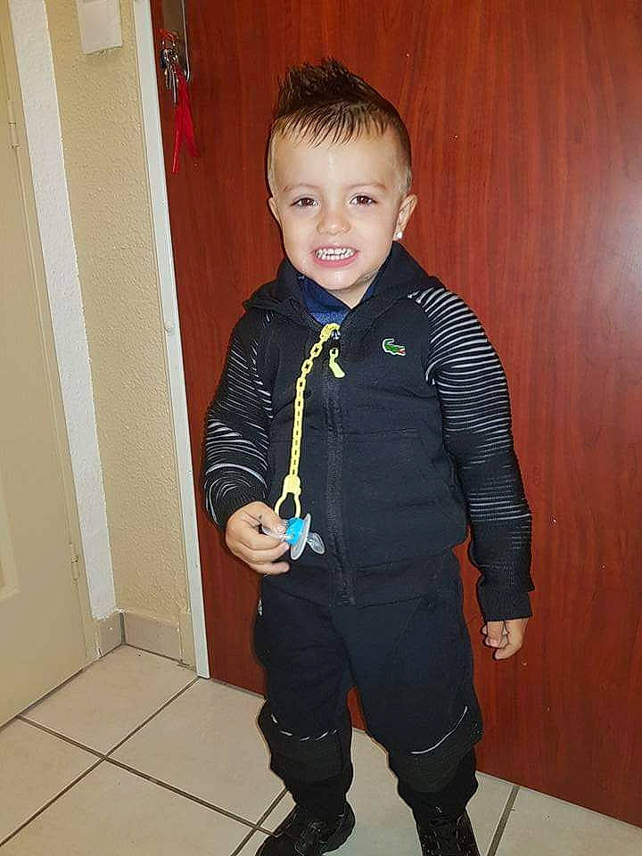 Simon a rejoint le concours — aidez-le/la à gagner de superbes lots ! child, clothing, joy, outerwear, overall, person, standing, toddler