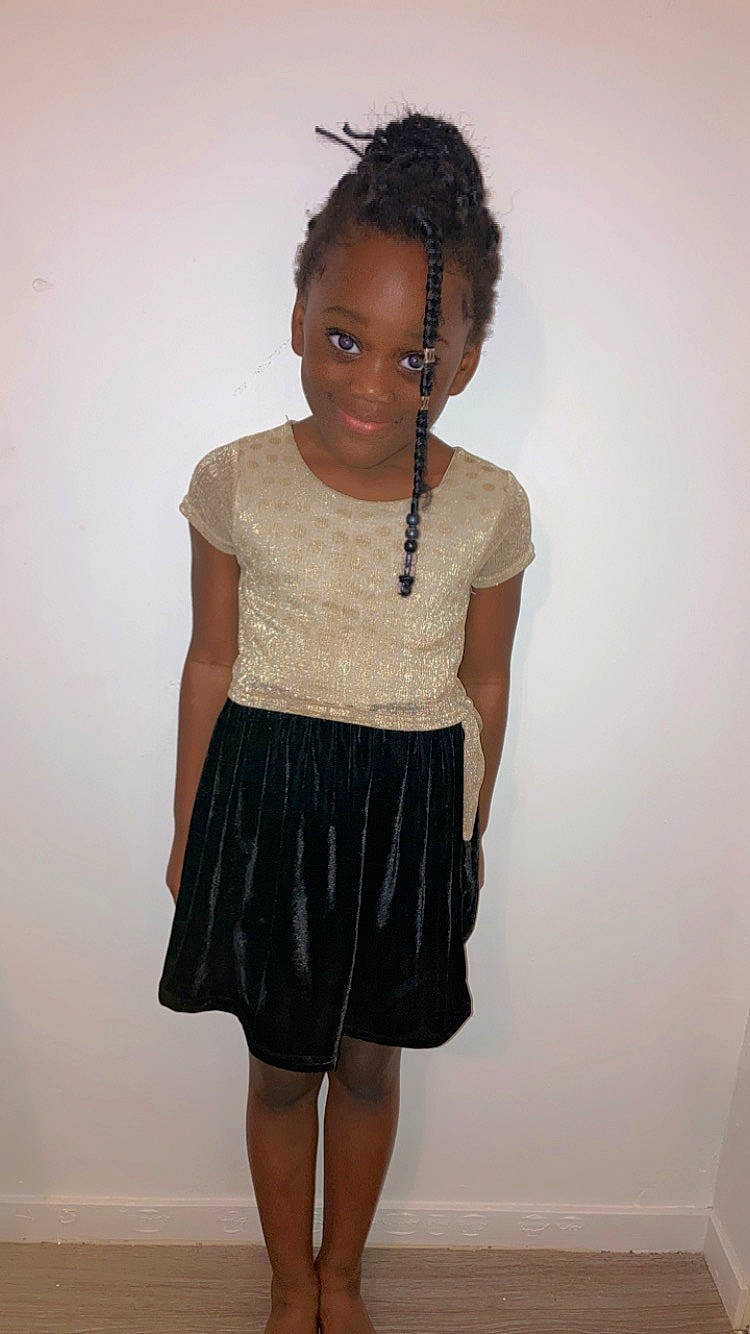 Lena a rejoint le concours — aidez-le/la à gagner de superbes lots ! baby_toddler_clothing, black_hair, cornrows, day_dress, embellishment, event, fashion_accessory, fashion_design, hair, hairstyle, jewellery, joy, neck, one_piece_garment, pattern, person, sleeve, smile, thigh, toddler