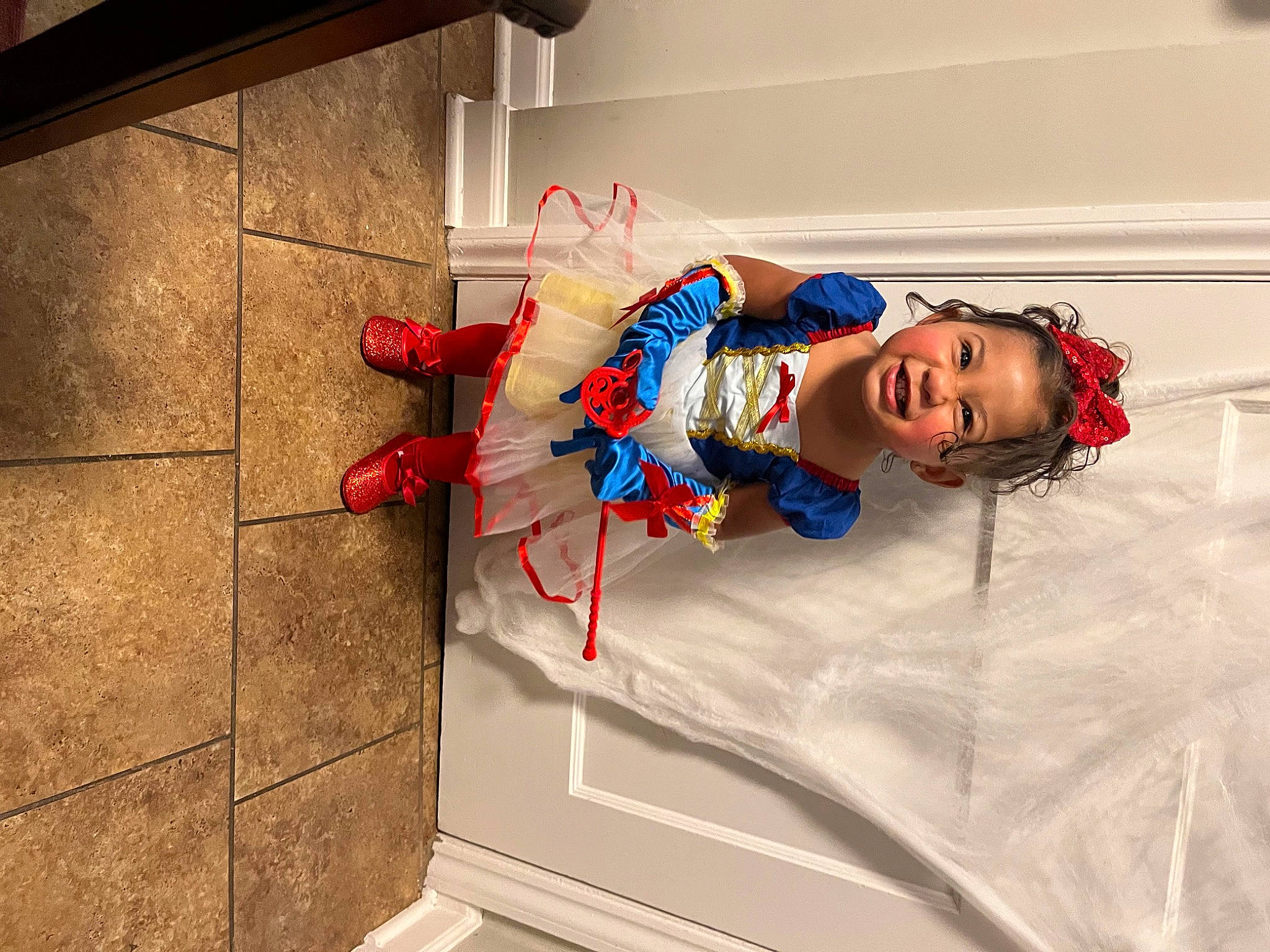 Khalani is registered to the contest to win money with this photo: child, comfort, couch, elbow, electric_blue, flooring, fun, happy, human_leg, knee, linens, person, room, sitting, vacation