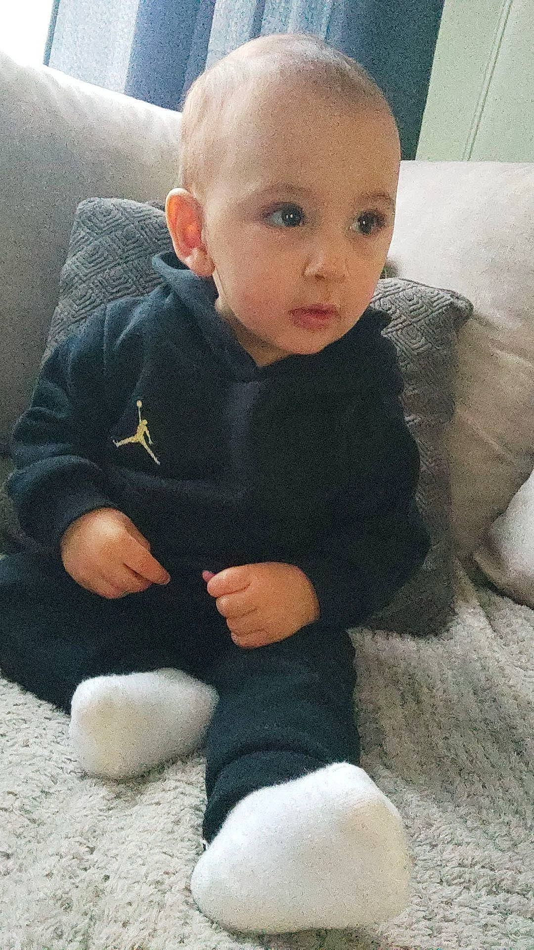 Eymen participe au concours pour gagner de l'argent avec cette photo : baby, baby_toddler_clothing, cheek, child, comfort, finger, flooring, foot, fun, fur, head, human_body, human_leg, knee, leg, person, sitting, skin, sleeve, thumb