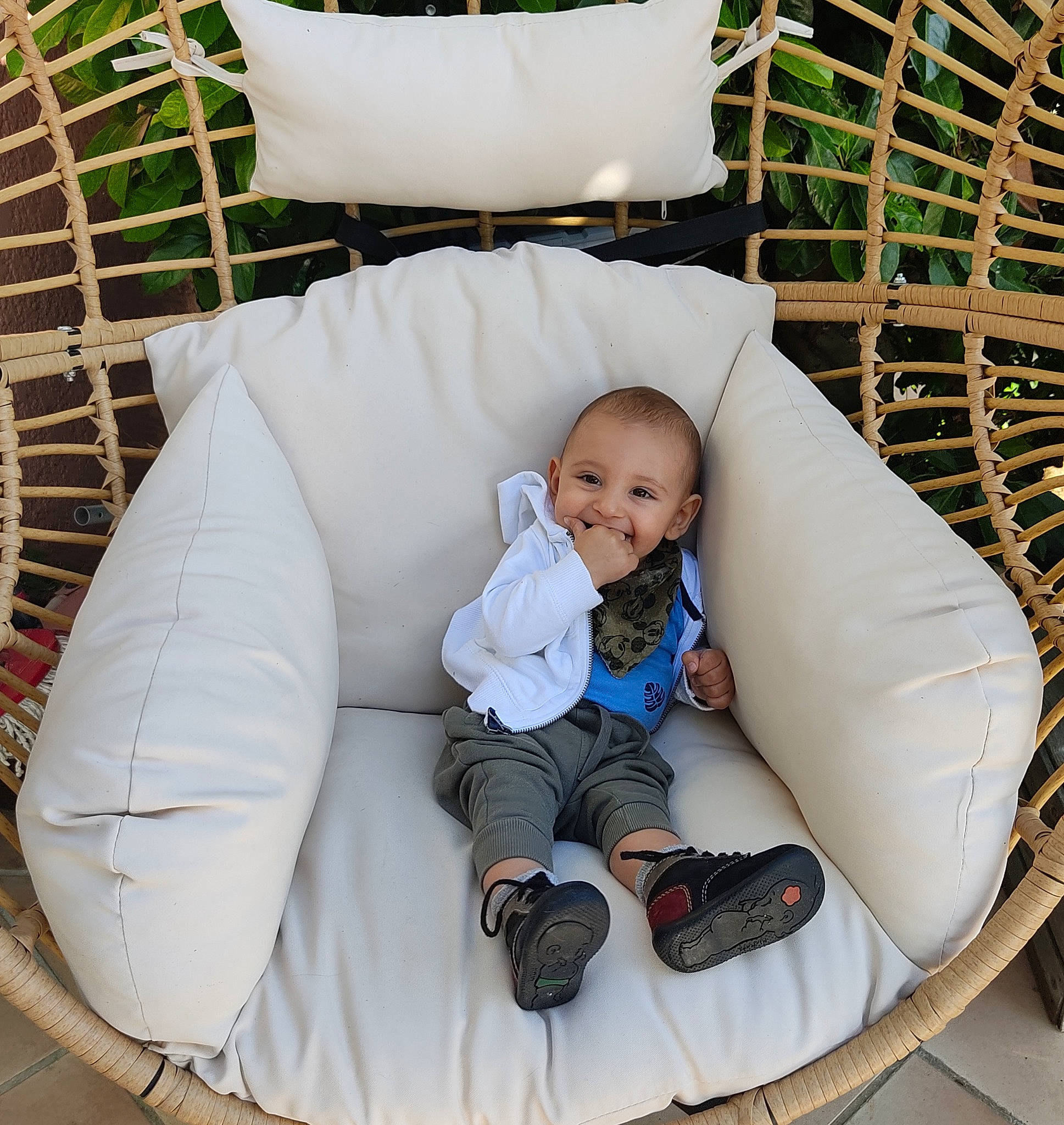Eymen a rejoint le concours — aidez-le/la à gagner de superbes lots ! baby, baby_carriage, baby_products, baby_toddler_clothing, chair, child, circle, comfort, fun, grass, joy, lap, leisure, mesh, outdoor_furniture, person, sitting, sleeve, smile, toddler