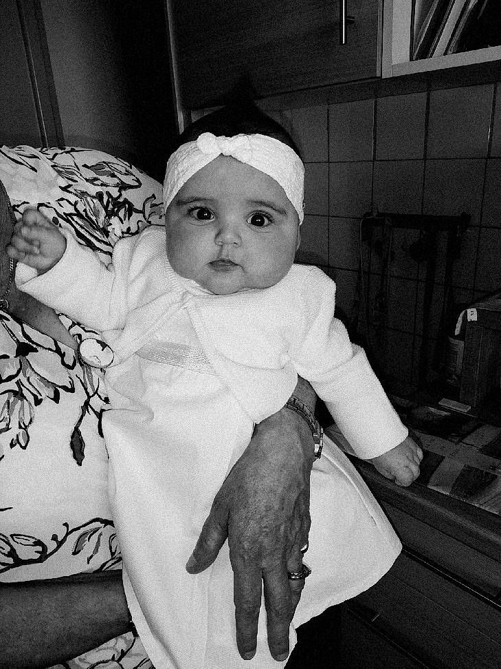 Emma a rejoint le concours — aidez-le/la à gagner de superbes lots ! baby, black_and_white, child, eye, fish, hand, headwear, monochrome, monochrome_photography, person, style, toddler, white