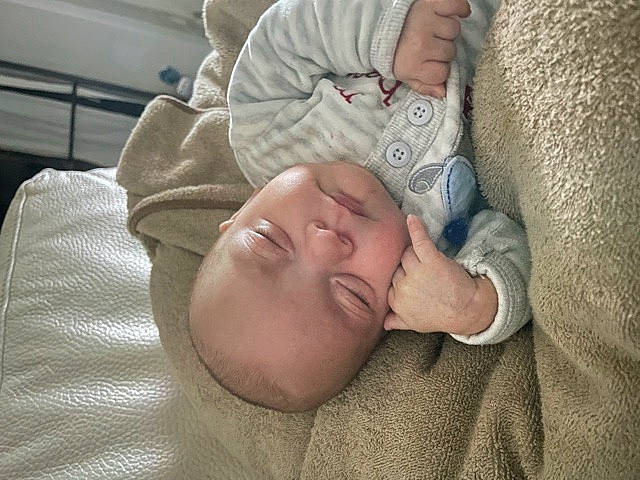 Dario a rejoint le concours — aidez-le/la à gagner de superbes lots ! baby, baby_toddler_clothing, bedtime, cheek, child, comfort, eye, finger, gesture, grass, linens, nap, nose, person, room, skin, sleep, sleeve, smile, thumb