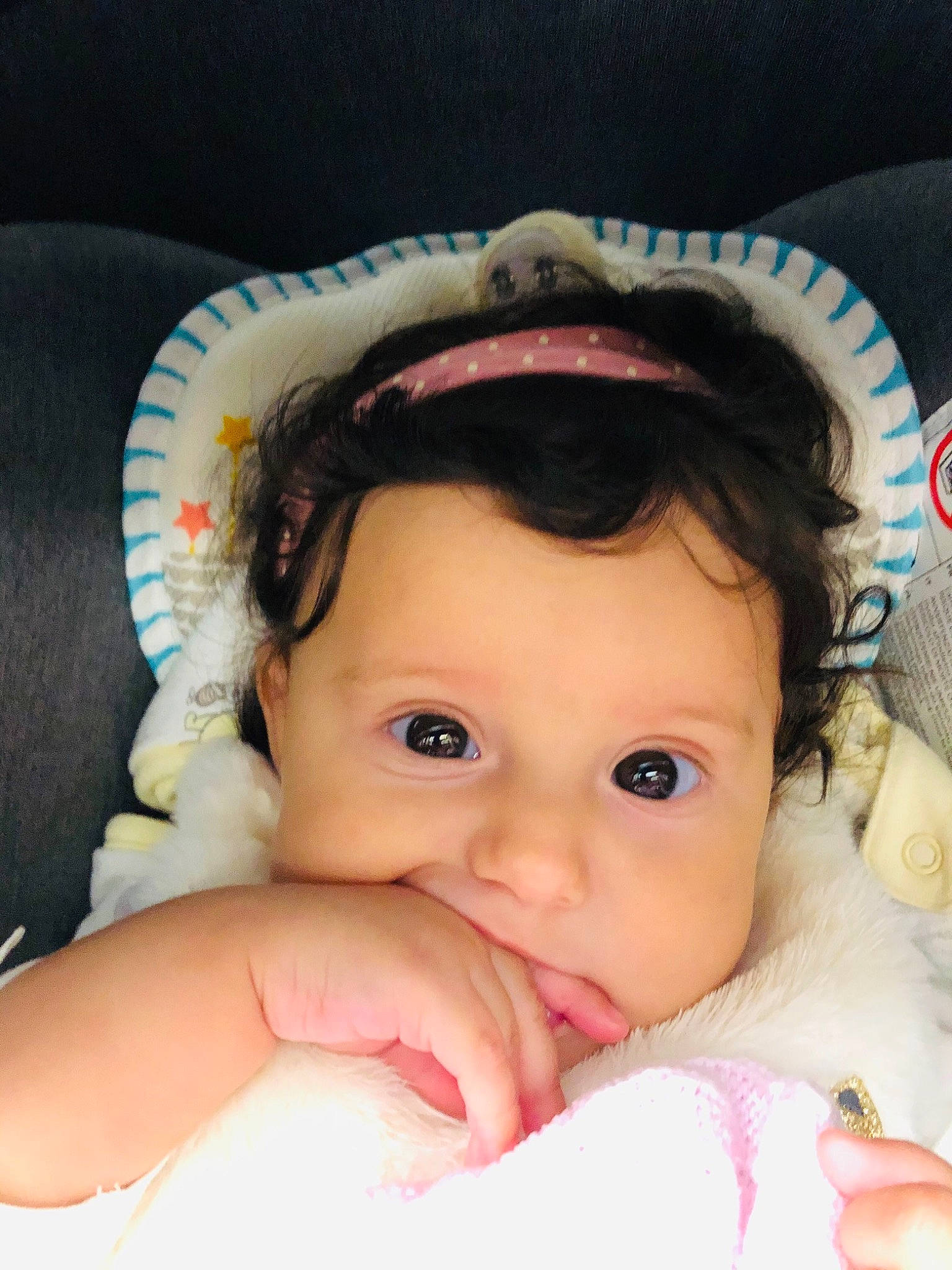 Sophia participe au concours pour gagner de l'argent avec cette photo : baby_toddler_clothing, cheek, child, child_model, couch, eyebrow, eyelash, finger, forehead, hair_accessory, hand, headband, headpiece, iris, nail, person, skin, toddler