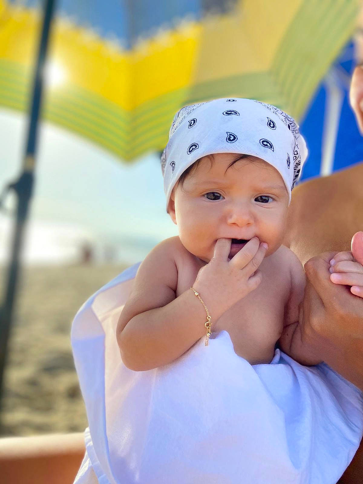 Sophia a rejoint le concours — aidez-le/la à gagner de superbes lots ! baby, baby_products, baby_toddler_clothing, bonnet, bracelet, child, costume_accessory, finger, hair_accessory, hand, headband, headgear, headpiece, headwear, love, nail, person, skin, thumb, toddler