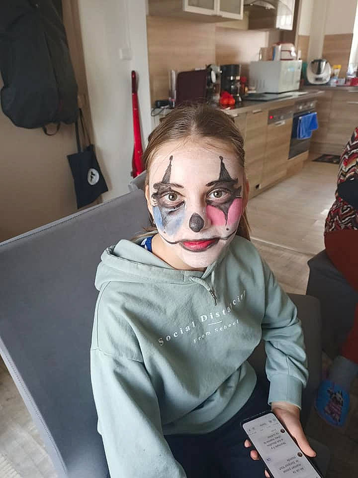 Massilia a rejoint le concours — aidez-le/la à gagner de superbes lots ! chair, child, clown, costume, entertainment, event, eye, eyewear, fictional_character, fun, glove, head, headgear, mask, masque, mouth, person, personal_protective_equipment, sports_gear, toddler