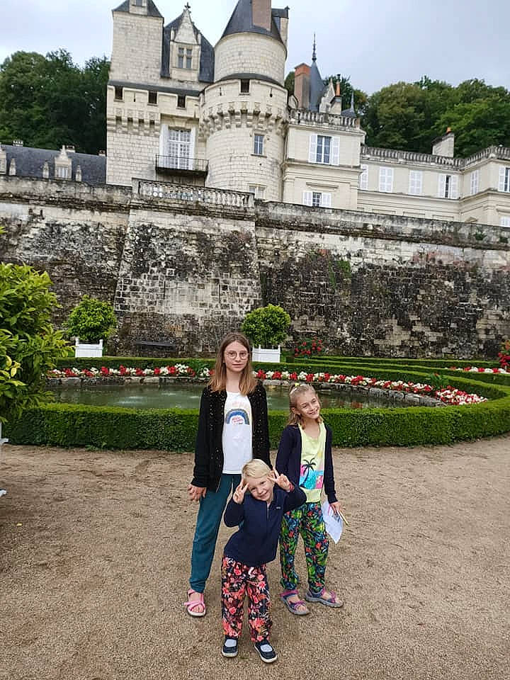 Massilia participe au concours pour gagner de l'argent avec cette photo : beauty, building, castle, event, fun, grass, joy, landmark, leisure, people, people_in_nature, person, plant, public_space, recreation, sky, smile, summer, temple, toddler