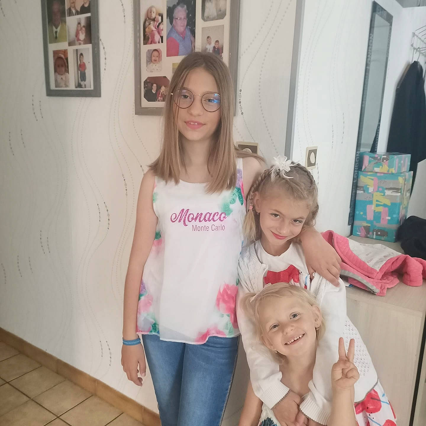 Massilia a rejoint le concours — aidez-le/la à gagner de superbes lots ! baby_toddler_clothing, beauty, blurred, fashion, fun, hairstyle, happy, iris, jeans, joint, joy, mouth, person, picture_frame, shoulder, skin, sleeve, smile, standing, t_shirt