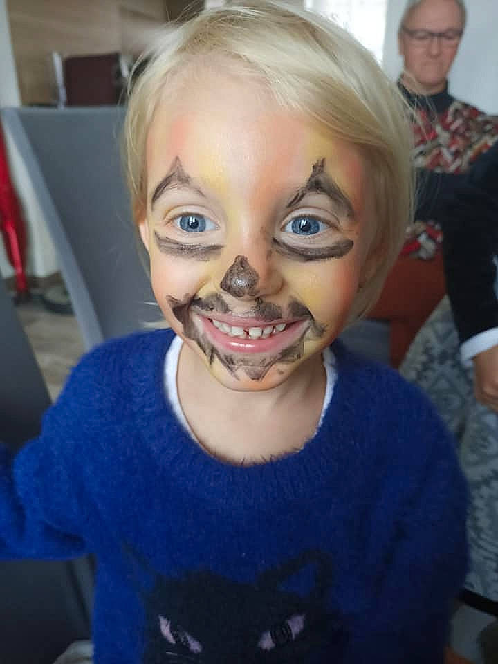 Massilia a rejoint le concours — aidez-le/la à gagner de superbes lots ! cheek, chin, eye, eyebrow, eyelash, eyewear, fictional_character, forehead, fun, hair, happy, head, jaw, mouth, nose, organ, person, shirt, smile, t_shirt