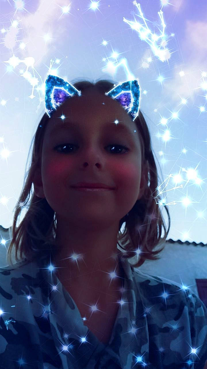 Kloe a rejoint le concours — aidez-le/la à gagner de superbes lots ! beauty, black_hair, blue, electric_blue, fashion_accessory, hair, hair_accessory, head, headgear, headpiece, joy, person, photography, purple, sky, smile