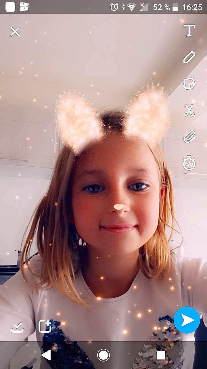 Kloe a rejoint le concours — aidez-le/la à gagner de superbes lots ! blond, brown_hair, child, ear, face, fawn, hair, hairstyle, happy, head, joy, long_hair, organ, person, photography, smile