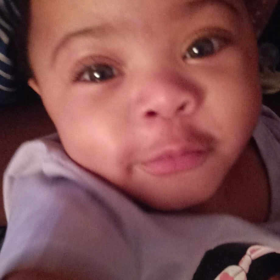 Daviana is registered to the contest to win money with this photo: baby, cartoon, child, close_up, clothing, cute, expression, eyes, face, head, indoor, infant, patterned_background, person, portrait, selfie, skin, smile, tshirt, young_child