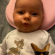 Enola a rejoint le concours — aidez-le/la à gagner de superbes lots ! animal_graphic, baby, bambi, cartoon, child, clothing, cute, face, indoors, infant, lying_down, person, pink_pillow, playful, rabbit, smiling, soft_surface, sunglasses, thumbs_up, white_shirt