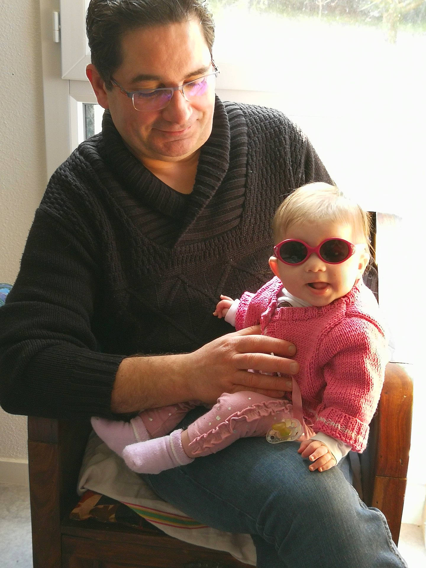 Éléna participe au concours pour gagner de l'argent avec cette photo : child, eyewear, fun, glasses, knitting, person, product, sunglasses, textile, vision_care