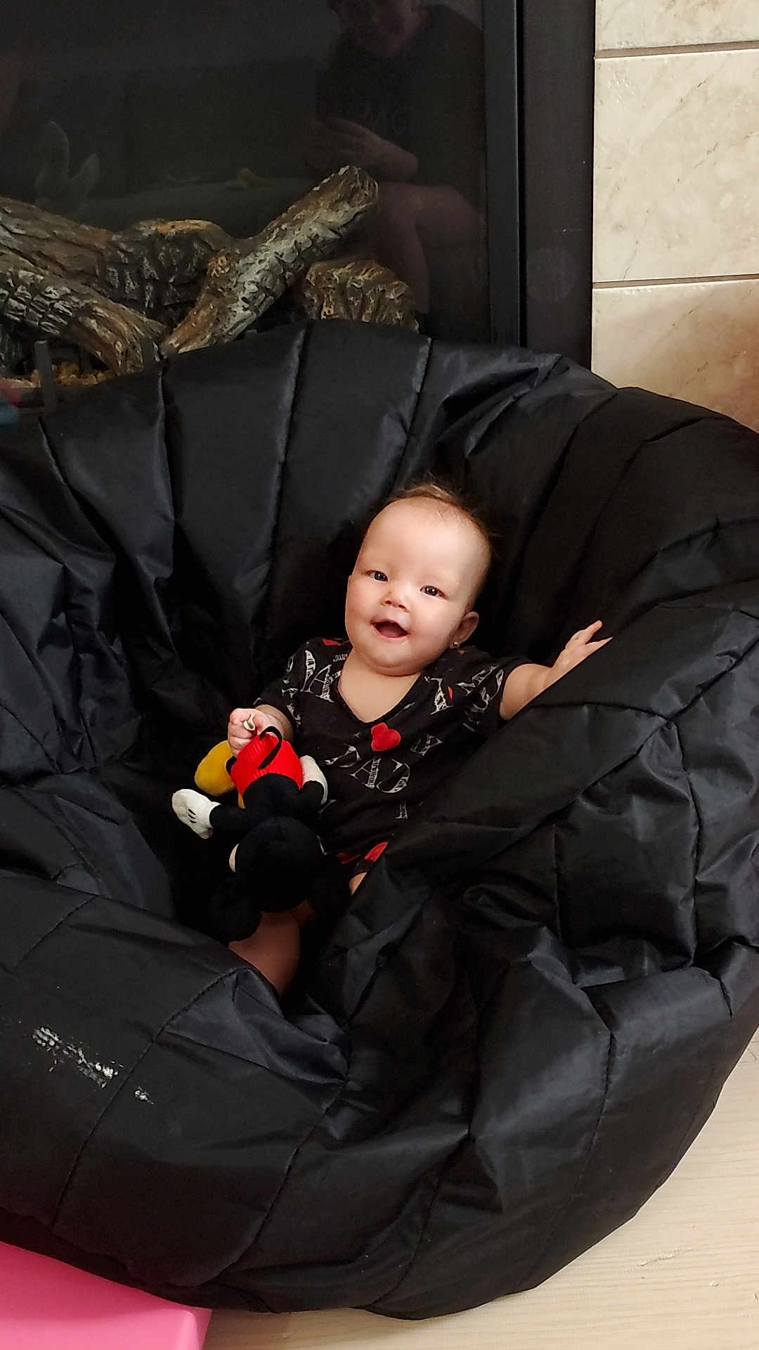 Kamila is registered to the contest to win money with this photo: animal, baby, bird, blanket, bodypart, car, car_interior, carseat, clothing, coat, couch, face, furniture, head, jacket, person, photography, portrait, transportation, vehicle