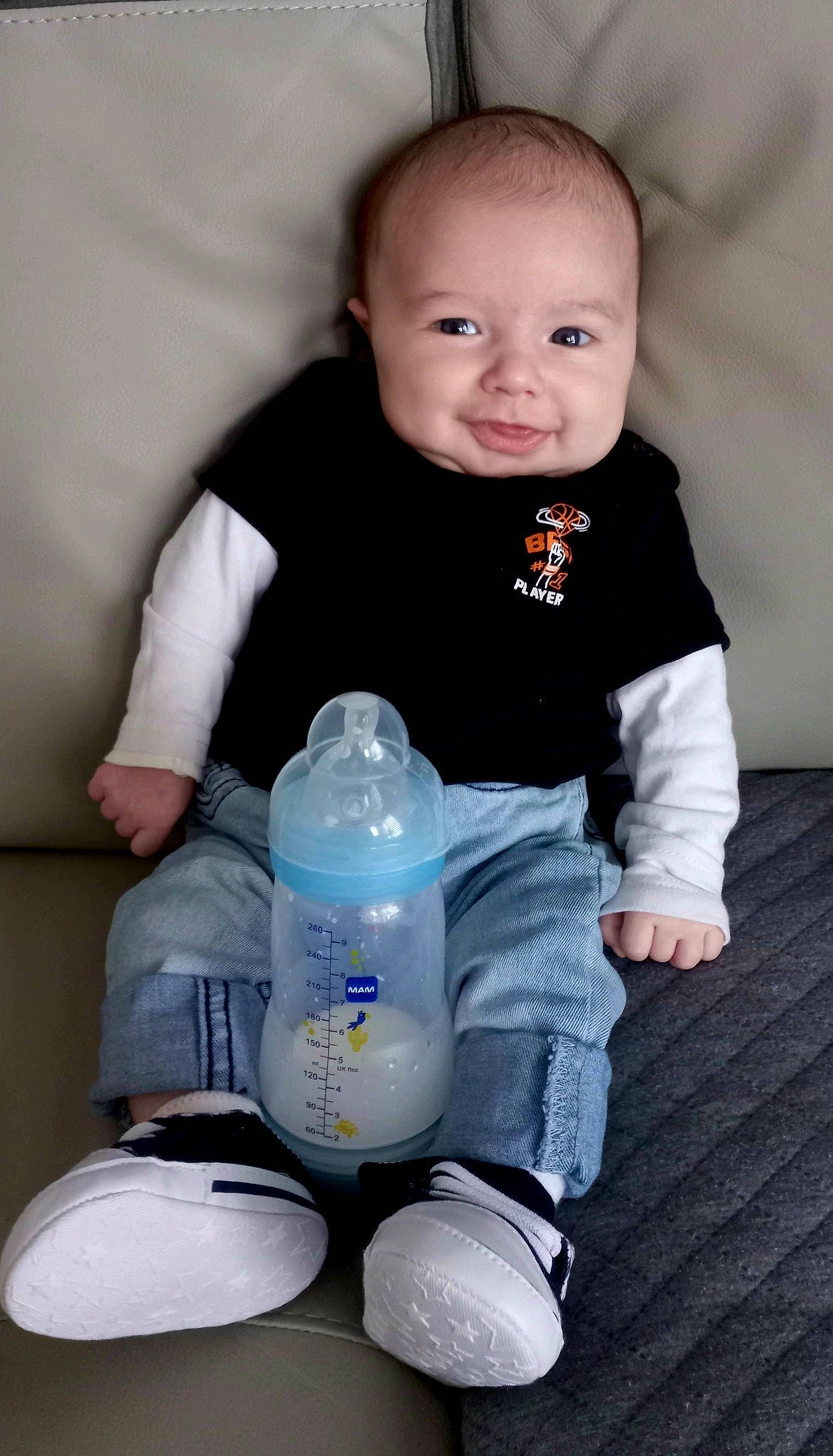 Isaac participe au concours pour gagner de l'argent avec cette photo : baby, baby_products, baby_toddler_clothing, bottle, cheek, child, drink, drinkware, electric_blue, gas, happy, liquid, person, plastic_bottle, sitting, skin, sleeve, smile, toddler, water_bottle