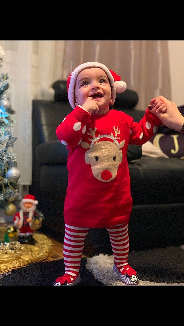 Emilie a rejoint le concours — aidez-le/la à gagner de superbes lots ! child, christmas, costume, event, facial_expression, fictional_character, fun, girl, happiness, headwear, holiday, laughter, mammal, mascot, person, product, red, santa_claus, skin, smile