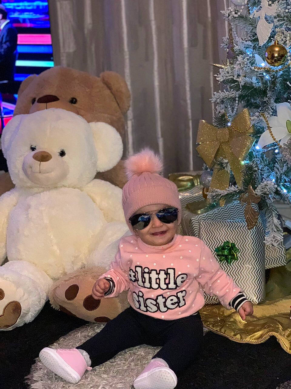 Emilie participe au concours pour gagner de l'argent avec cette photo : fun, headwear, holiday, joy, mammal, person, pink, plush, product, stuffed_toy, teddy_bear, textile, toddler, toy, vertebrate