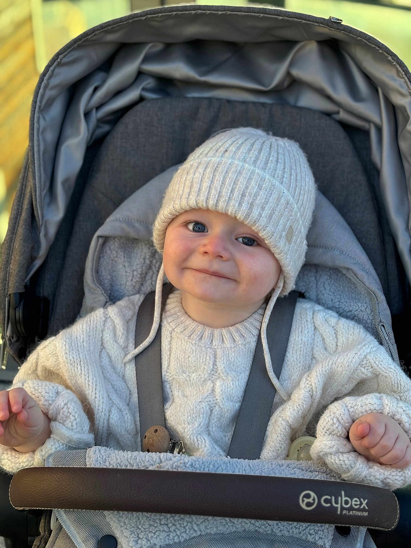 Valentin a rejoint le concours — aidez-le/la à gagner de superbes lots ! baby, child, stroller, knit_hat, knit_sweater, cozy, smile, face, blue_eyes, outdoor, child_seat, baby_clothing, warm, infant, cute, portrait, baby_boy, hand, baby_toys, cushion