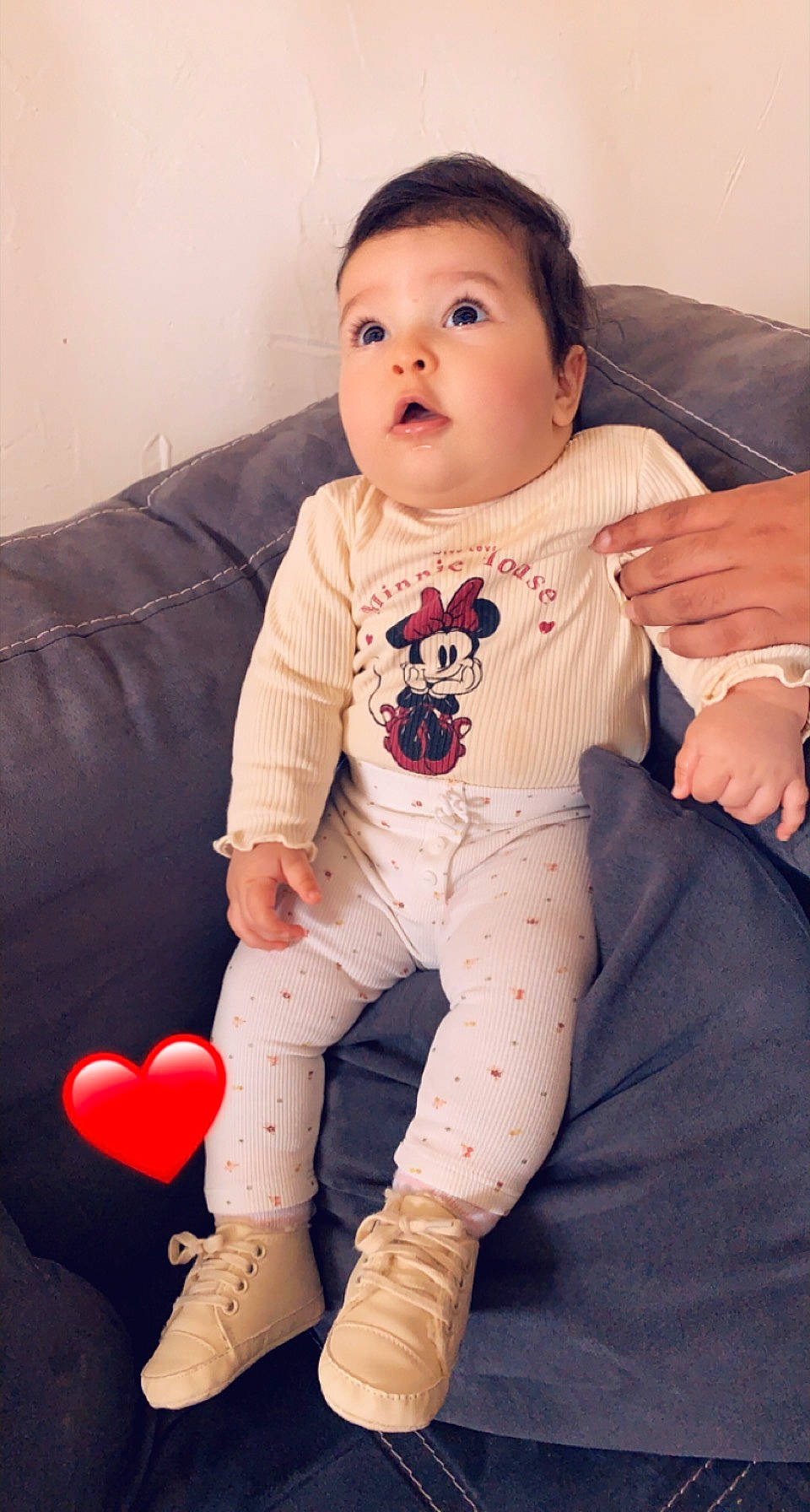 Isabel participe au concours pour gagner de l'argent avec cette photo : baby, baby_toddler_clothing, cheek, comfort, face, finger, flooring, happy, human_body, joint, knee, leg, lip, mouth, nose, person, skin, sleeve, surprise, textile