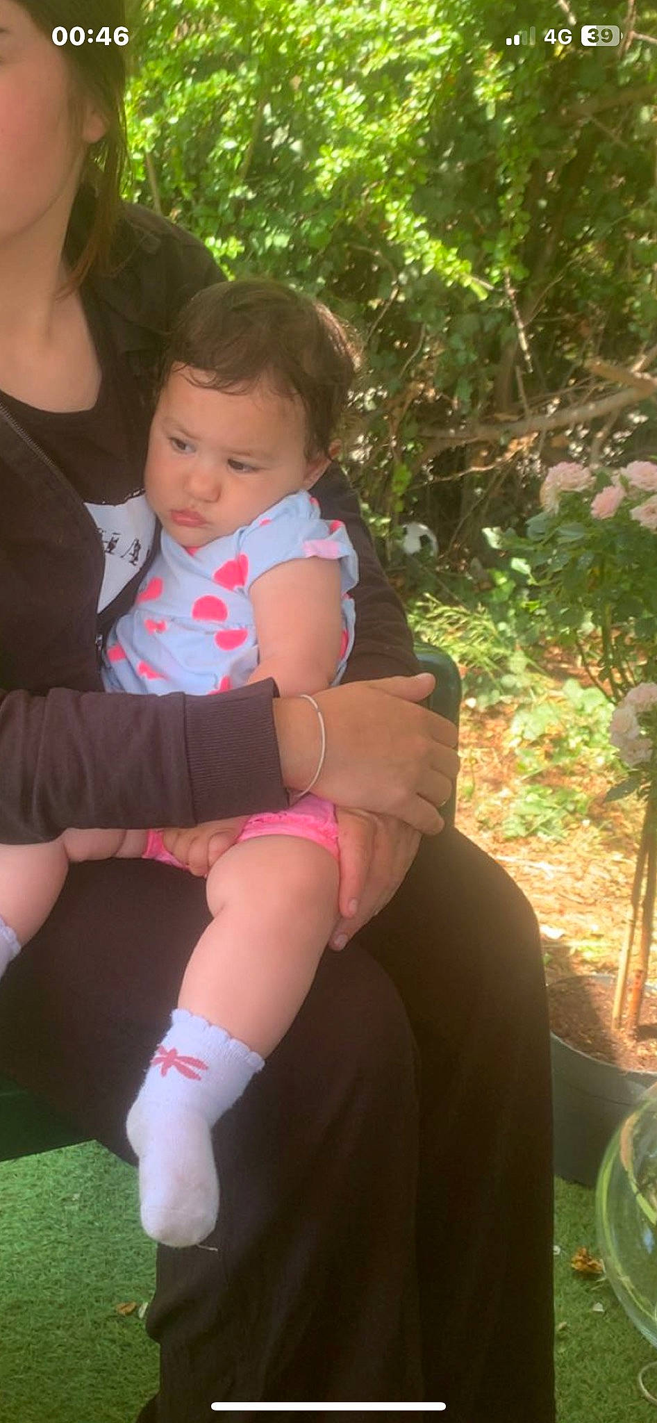 Dolorès participe au concours pour gagner de l'argent avec cette photo : abdomen, baby, baby_toddler_clothing, eye, finger, grass, happy, human_body, human_leg, knee, lap, leg, leisure, person, pink, plant, shoulder, sock, thigh, toddler