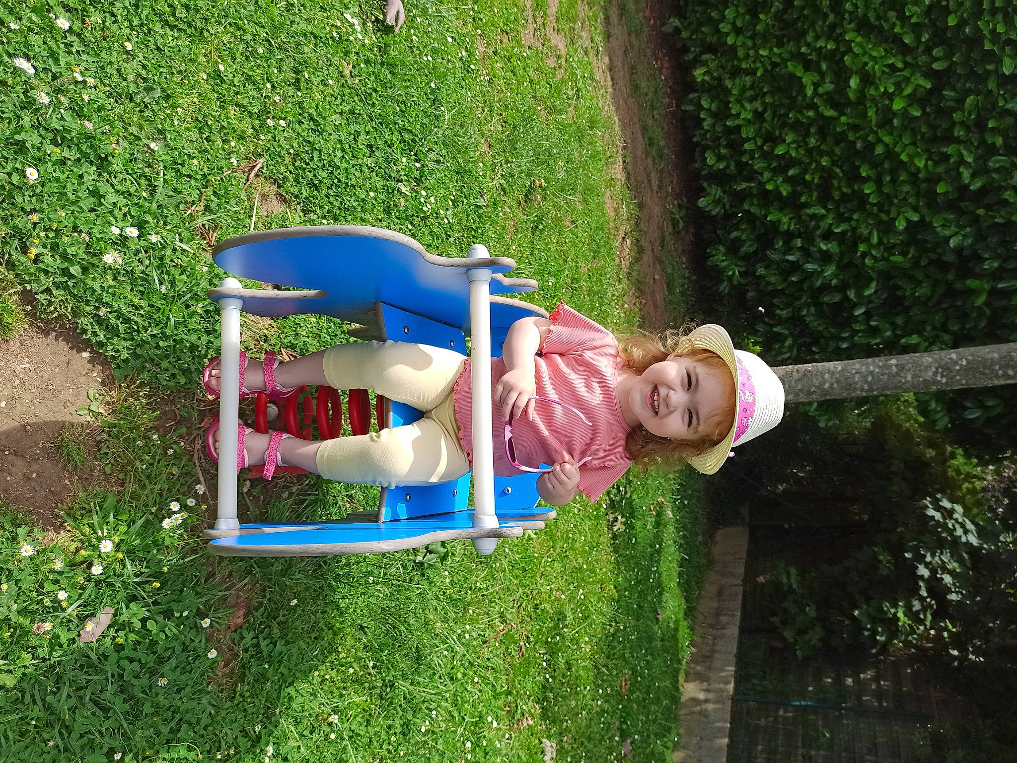 Judite participe au concours pour gagner de l'argent avec cette photo : baby, baby_toddler_clothing, backyard, child, electric_blue, fun, garden, grass, happy, hat, headwear, joy, lawn_ornament, leisure, outdoor_furniture, people_in_nature, person, plant, recreation, smile