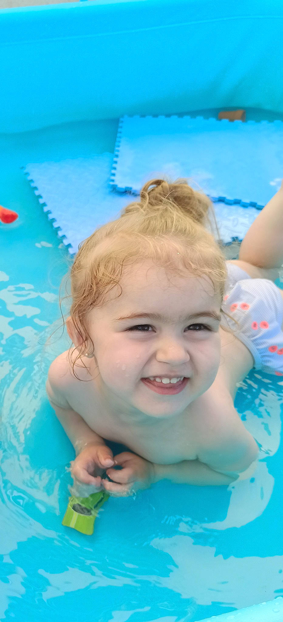 Judite participe au concours pour gagner de l'argent avec cette photo : aqua, azure, baby, baby_products, bathing, blue, child, fun, games, green, happy, joy, leisure, person, play, recreation, skin, smile, summer, swimming_pool