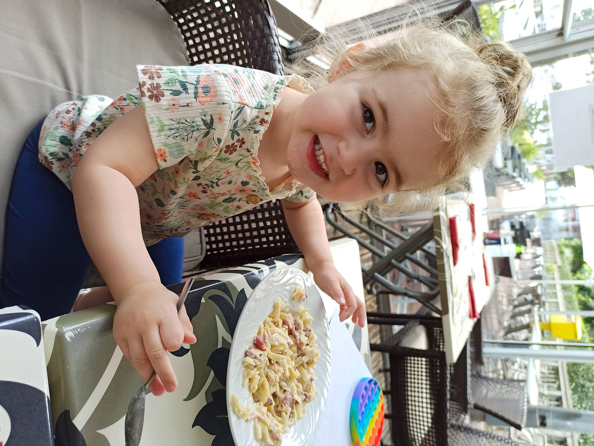 Judite participe au concours pour gagner de l'argent avec cette photo : baby, chair, child, comfort_food, cooking, cuisine, dish, food, fun, happy, ingredient, joy, junk_food, leisure, noodle, pattern, person, recipe, smile, t_shirt
