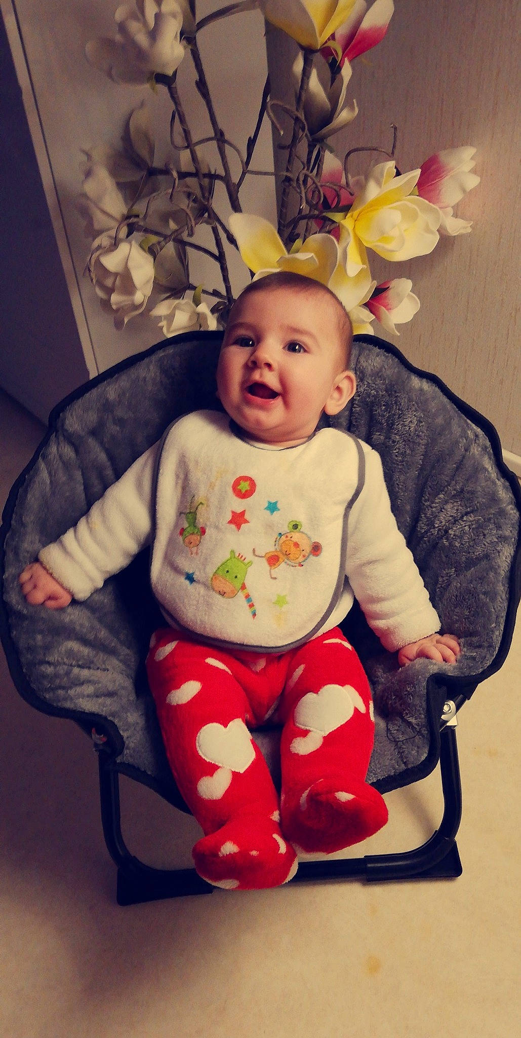 Soana participe au concours pour gagner de l'argent avec cette photo : baby_products, child, fun, girl, happiness, infant, person, play, product, red, sitting, skin, smile, toddler