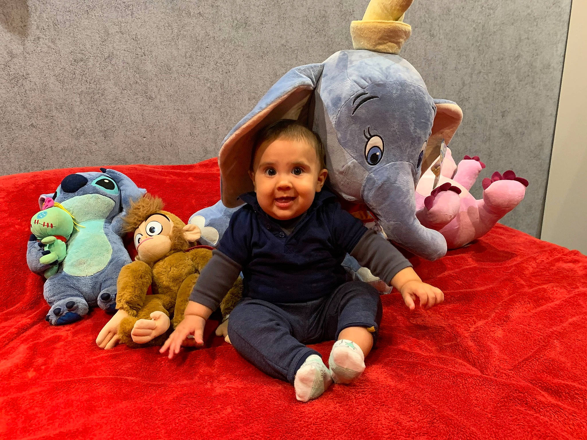 Hayden a rejoint le concours — aidez-le/la à gagner de superbes lots ! animation, baby, child, doll, family, fun, leg, people, person, play, plush, room, sibling, sitting, stuffed_toy, textile, toddler, toy