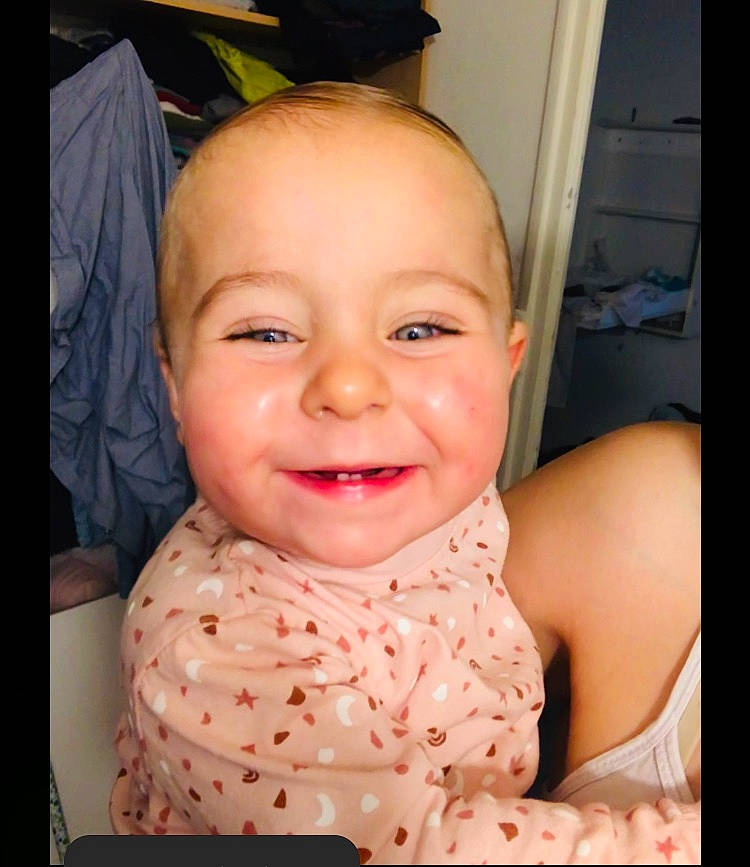 Eden a rejoint le concours — aidez-le/la à gagner de superbes lots ! baby, baby_toddler_clothing, cheek, child, ear, eyelash, fun, gesture, happy, iris, jaw, joy, lip, mouth, neck, nose, person, room, skin, smile